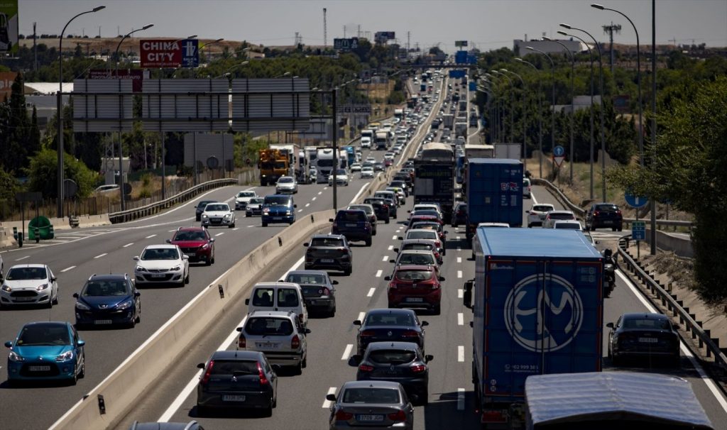 Los Españoles No Se Creen Lo Que Hacen Los Alemanes En Los Atascos 1 Atascos En El Km 17 De La A4 En El Día En El Que Arranca, Con Una Previsión Incierta Por La Pandemia Del Coronavirus, La ‘Operación Salida' Del Verano, En Madrid (España), A 3 De Julio De 2020.