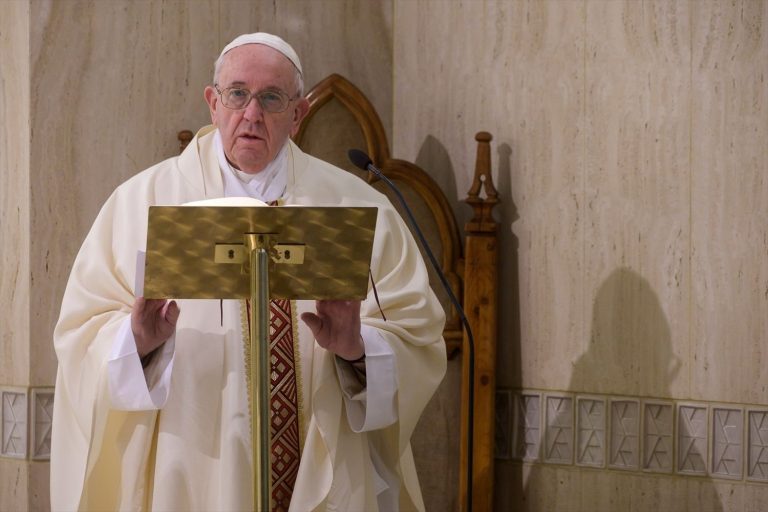 El Papa defiende la bendición a las parejas homosexuales: «Sirven para mostrar la cercanía del Señor y de la Iglesia»