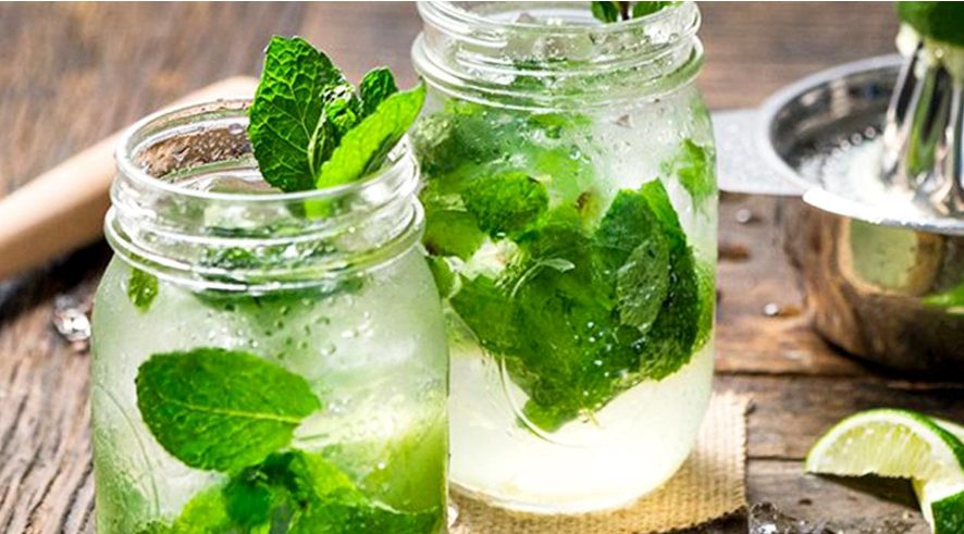 Más que agua Bebidas hidratantes para el verano que te van a encantar