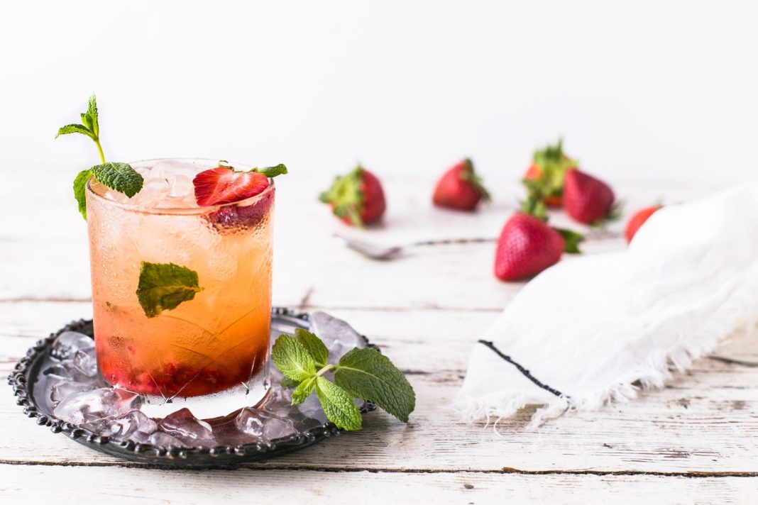 8 ideas de cócteles que puedes hacer en casa y disfrutar con amigos en las noches veraniegas