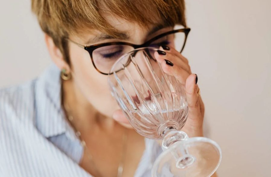 Te vas de copas Sigue estos 8 consejos y evita la resaca