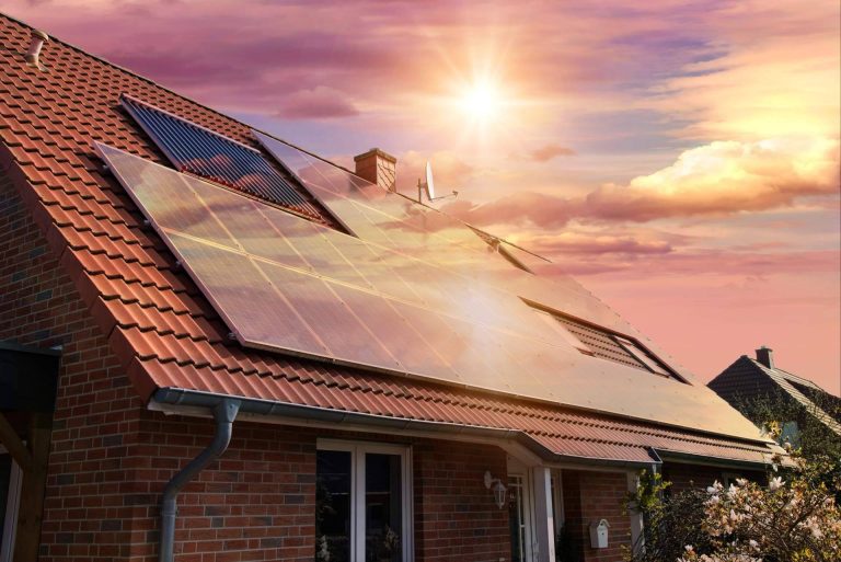 Instalación de placas solares en espacios reducidos, ¿es factible su implementación?