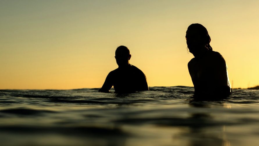 10 beneficios que no conocías de bañarse en el mar