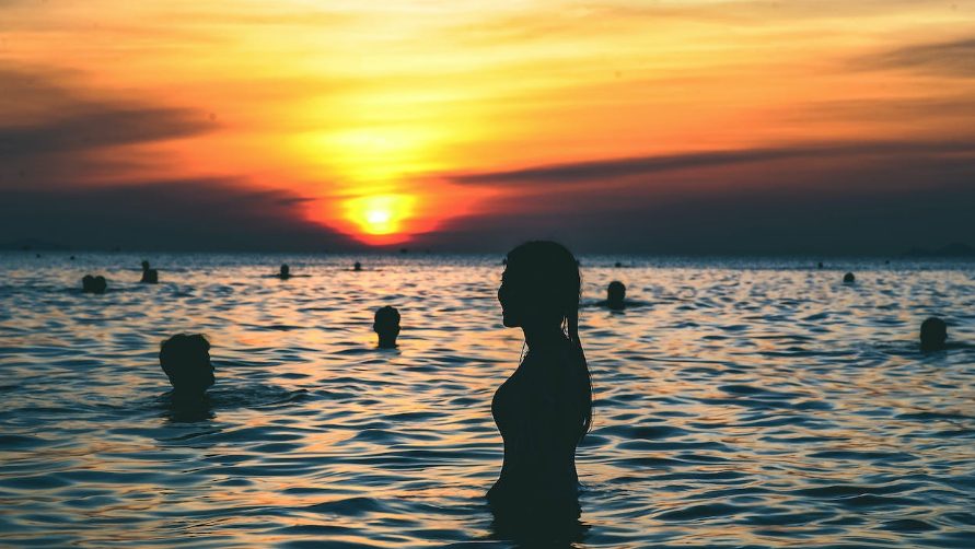 10 beneficios que no conocías de bañarse en el mar