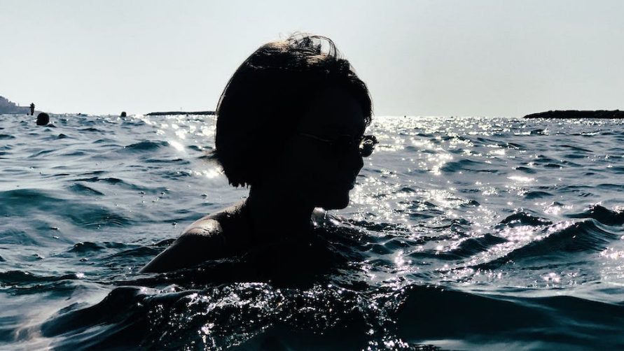 nadar en el mar mejora el estado anímico
