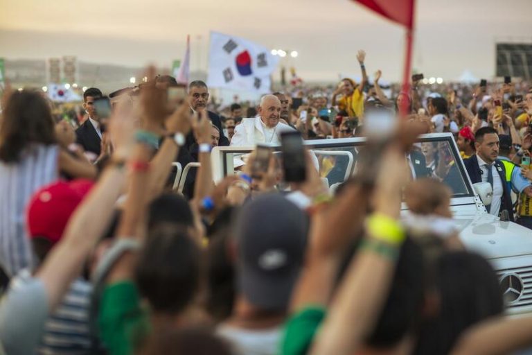 El Papa invita a los jóvenes en la Vigilia a llevar la JMJ más allá de Lisboa