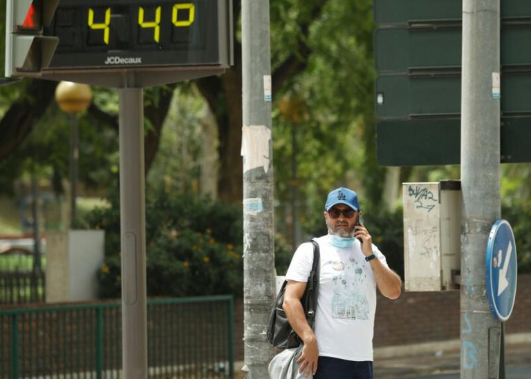 Media España continúa en aviso, algunas en riesgo extremo, por el calor, con máximas todavía de hasta 44 grados
