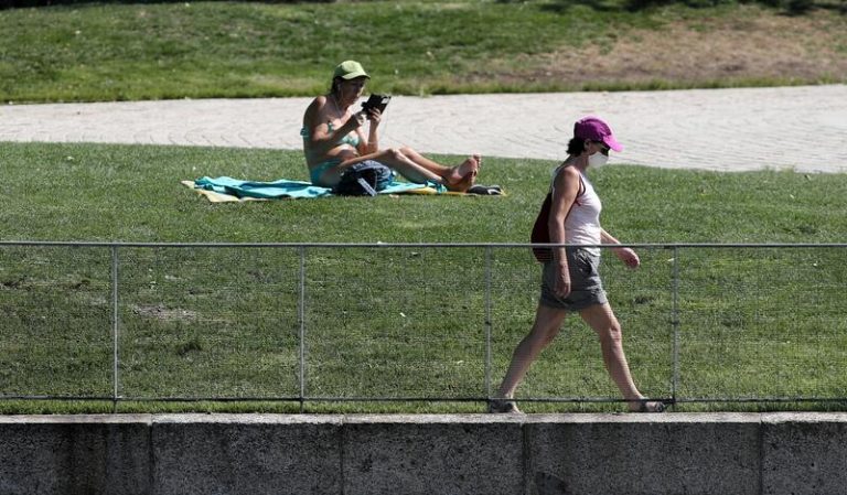 Suben las temperaturas, día «álgido» de la ola de calor, con 35 provincias en alerta