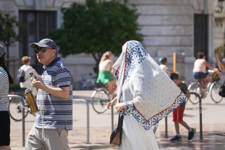 El calor vuelve a poner en riesgo a casi toda España, con máximas de 42ºC en La Rioja y Zaragoza
