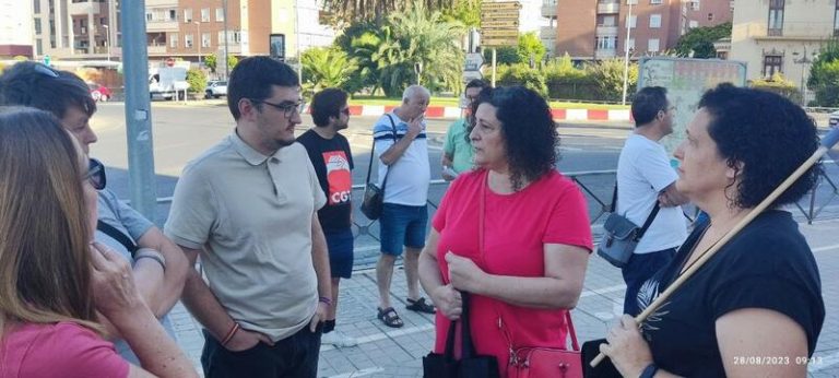 Podemos exige la readmisión de una conductora de autobús «despedida por parar por dolores menstruales» en Almería