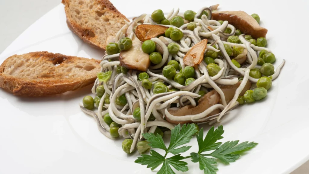 La Ensalada De Gulas, No Sólo Es Fresca Sino Deliciosa
