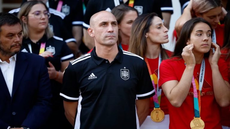 Rubiales aprovecha a las mujeres de su familia para intentar sobrevivir