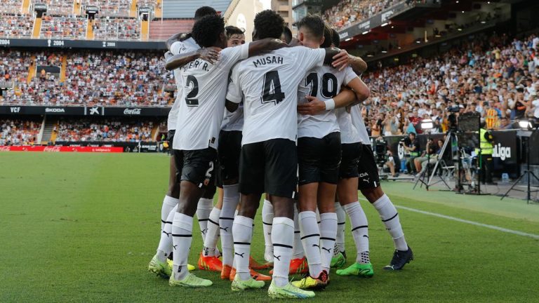 El Valencia busca delantero a la desesperada