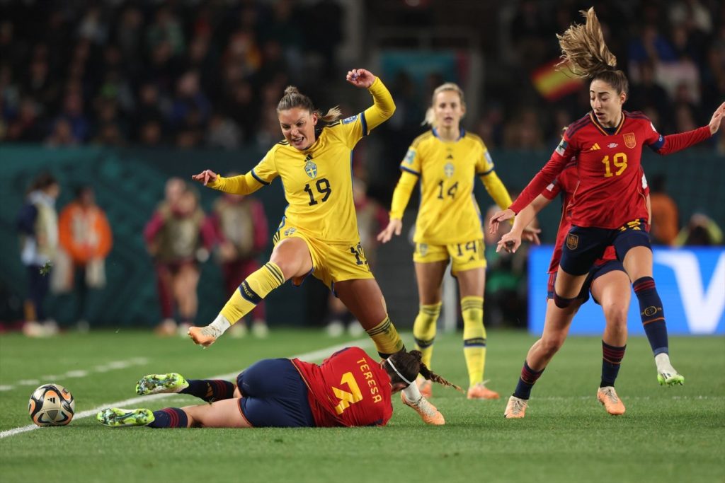 España Hace Historia Derrotando A Suecia Y Jugará La Final Del Mundial Femenino De Fútbol 2 Europapress 5381550 Johanna Kaneryd Of Sweden Leaps Over Teresa Abelleira Of Spain During The