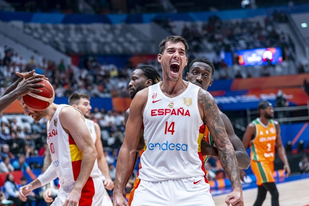 Willy Hernangómez Celebra Una Canasta.