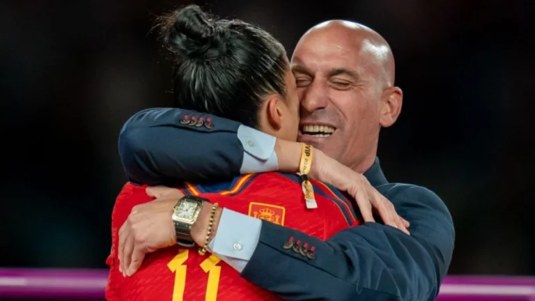 Rubiales responde tras su polémico beso: “hay más tontos que ventanas”