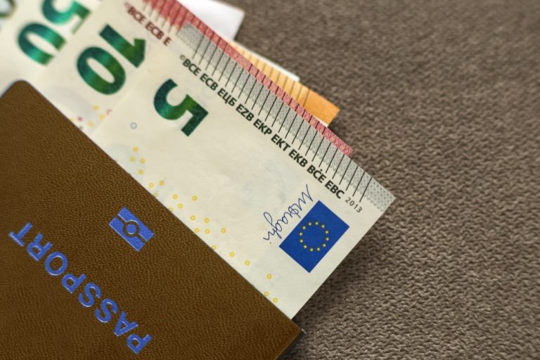 Los españoles gastan por encima de la media: 2.781 euros más de lo que ganan
