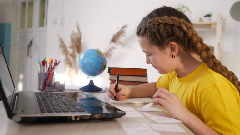 Tarifas de fibra y móvil económicas y potentes para la vuelta al cole, con OROC