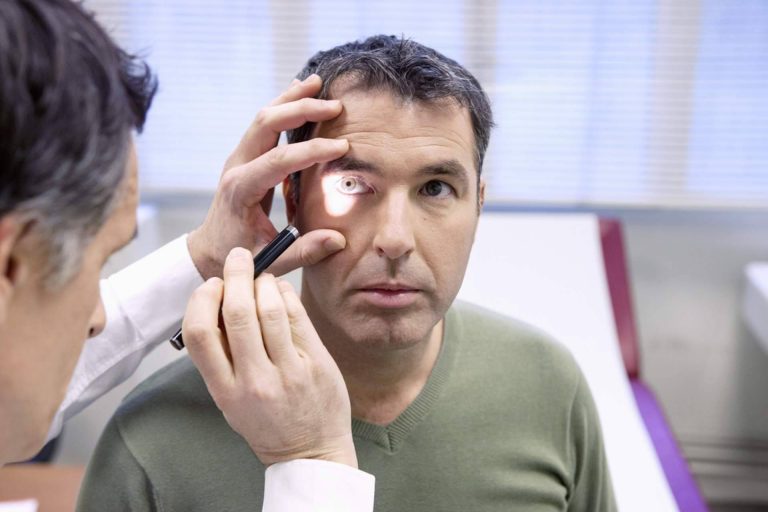 El Departamento de Oftalmología del Hospital Universitario Dexeus explica cómo tratar un derrame en el ojo izquierdo