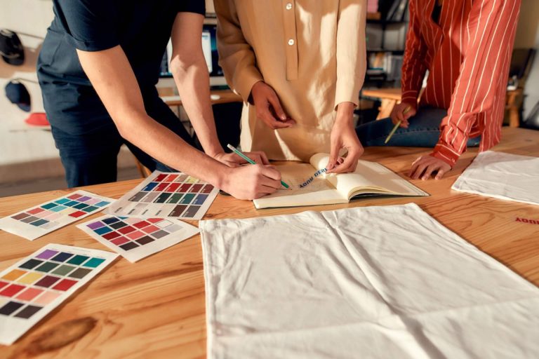 ¿Cómo impacta el merchandising en festivales y conciertos?, por Ainos Publicidad