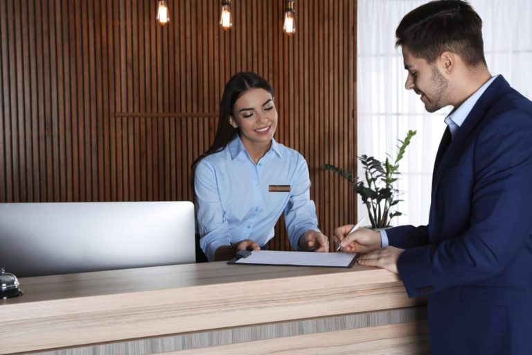 OfficeDeco se ocupa del diseño de muebles de recepción de forma personalizada