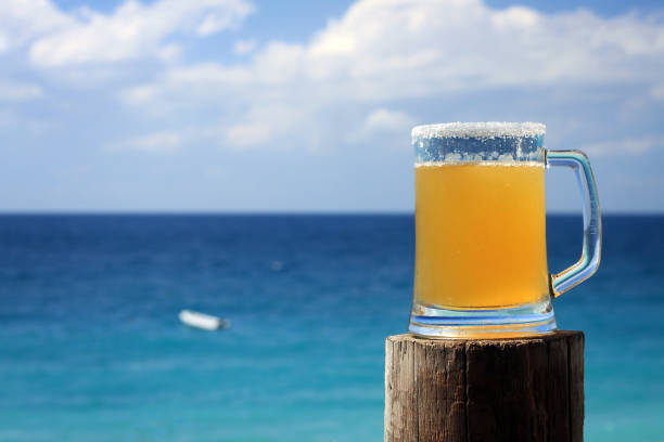 La OCU advierte: cuidado con esto si bebes cerveza con limón