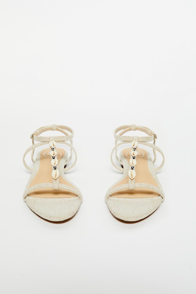 Sandalia Plana Con Conchas De Sfera