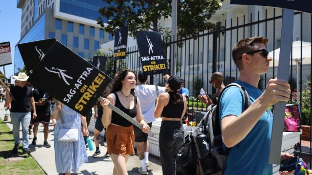 Los Guionistas Y Los Estudios De Hollywood Coquetean Con Un Acuerdo