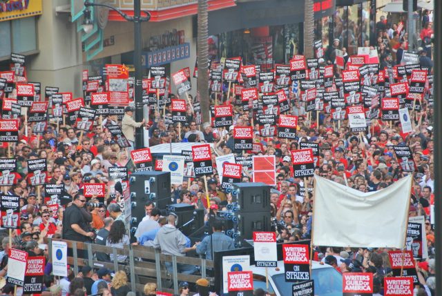 Hollywood Pone Fin A La Huelga De Guionistas Y Espera Por Los Actores