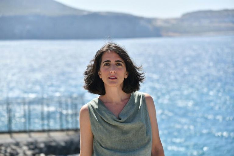 La escritora María Iglesias publica una novela sobre la nueva juventud africana del «cambio» a la igualdad