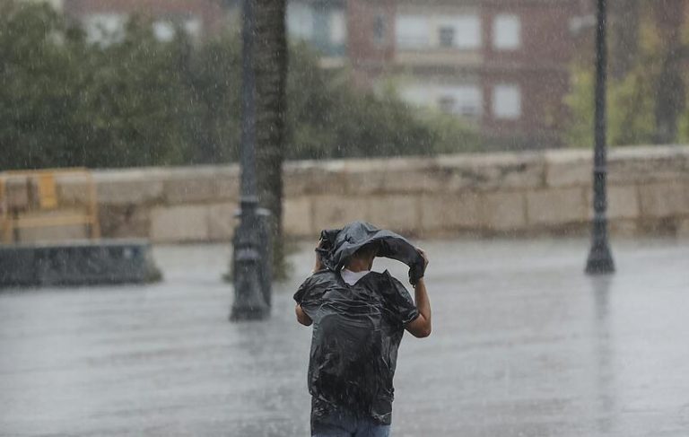Una DANA llegará hoy por el suroeste con lluvias, chubascos y tormentas que serán localmente fuertes en el sureste