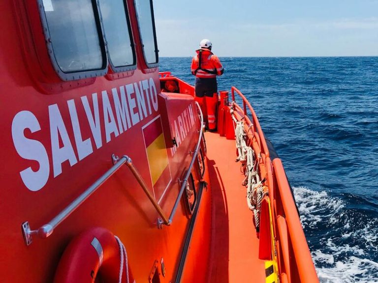 Rescatados nueve migrantes, uno de ellos menor de edad, a tres millas de Punta Europa