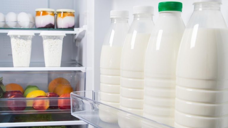 Este es el tiempo que la leche puede durar abierta en la nevera, según la OCU