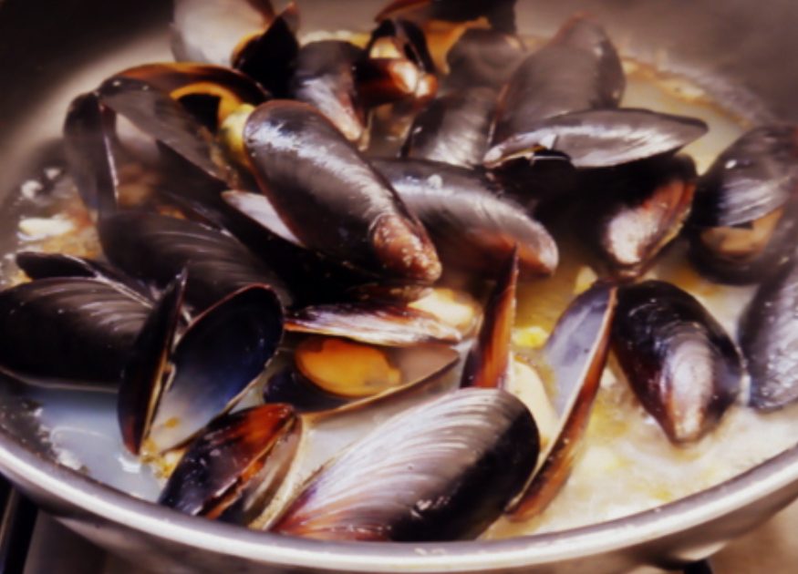Cómo hacer una paella de marisco fácil igual que Arguiñano