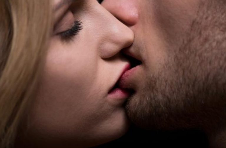Tiktoker causa revuelo en redes con los 5 tips que debes saber para dar un buen beso