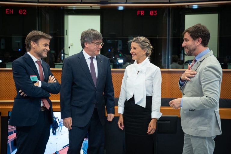 La reunión de Yolanda Díaz y Puigdemont mete en problemas al Gobierno