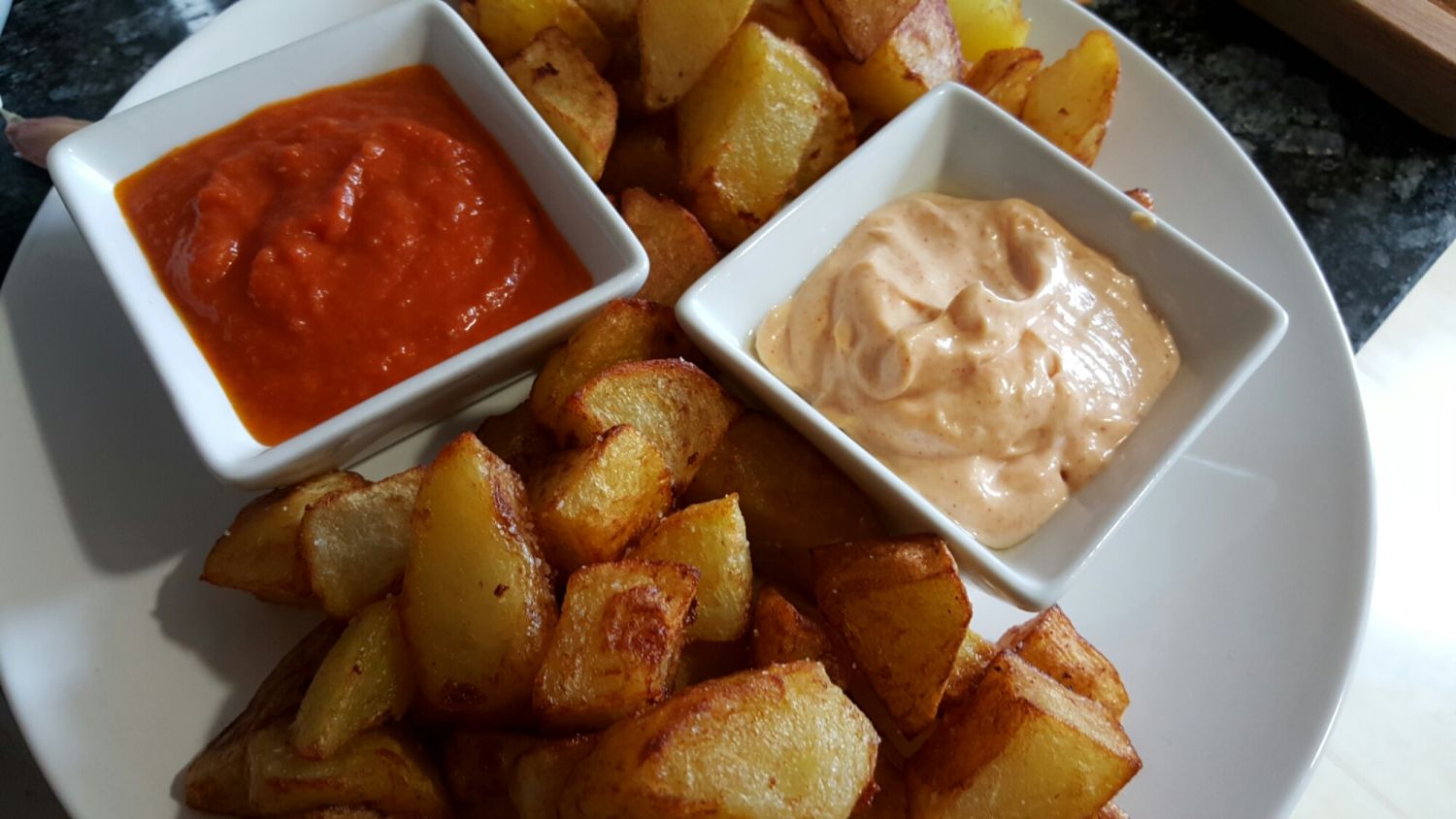 La receta de patatas a las dos salsas que es el aperitivo perfecto