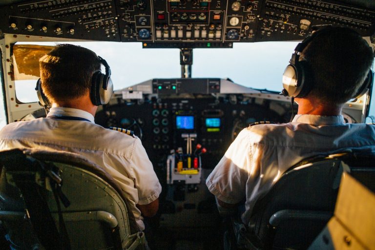 Lo que realmente pasa si no pones el móvil en modo avión durante un vuelo
