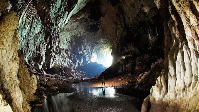 ¿Sabías que la cueva subterránea más grande del mundo es la Sala de Sarawak?