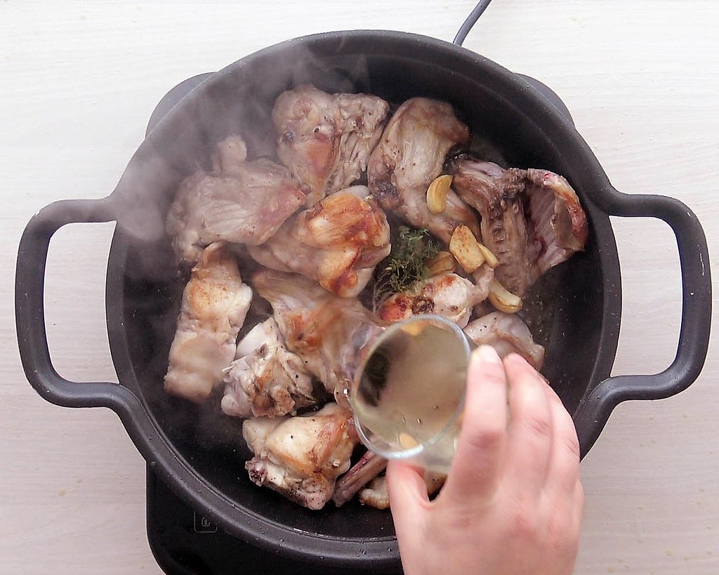 Conejo al ajillo: el truco definitivo para que esté el doble de rico