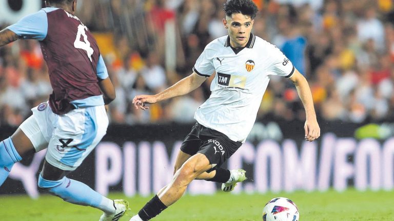 El extremo español Fran Pérez renueva con el Valencia hasta 2026