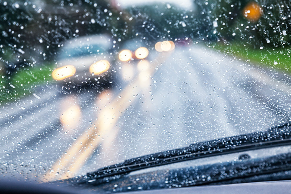 ¡Ojo A La Lluvia! La Dgt Te Puede Multar Por Esto 2 La Importancia De La Visibilidad: Limpiaparabrisas En Buen Estado