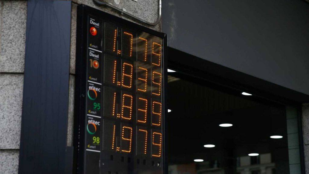 Subida Constante Del Precio De La Gasolina Y El Diésel
