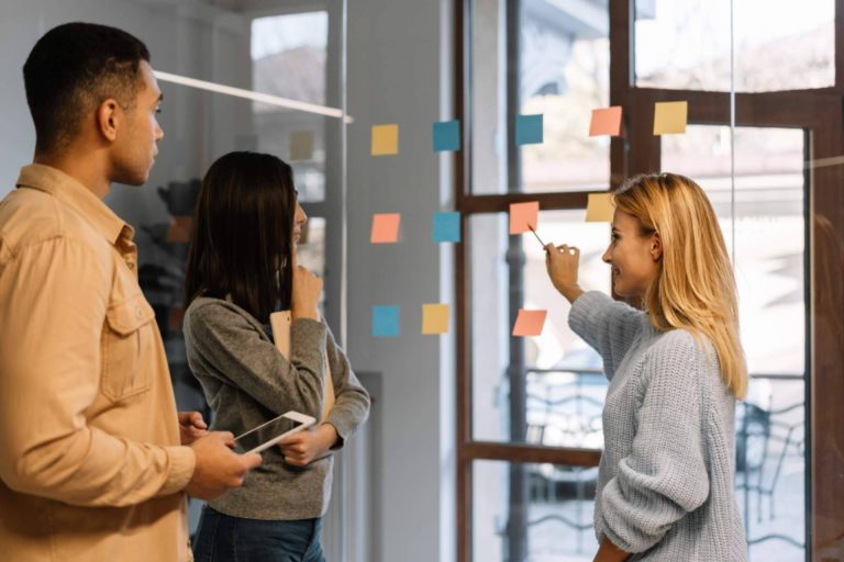 Cómo el pensamiento crítico en un MBA moldea líderes de la industria