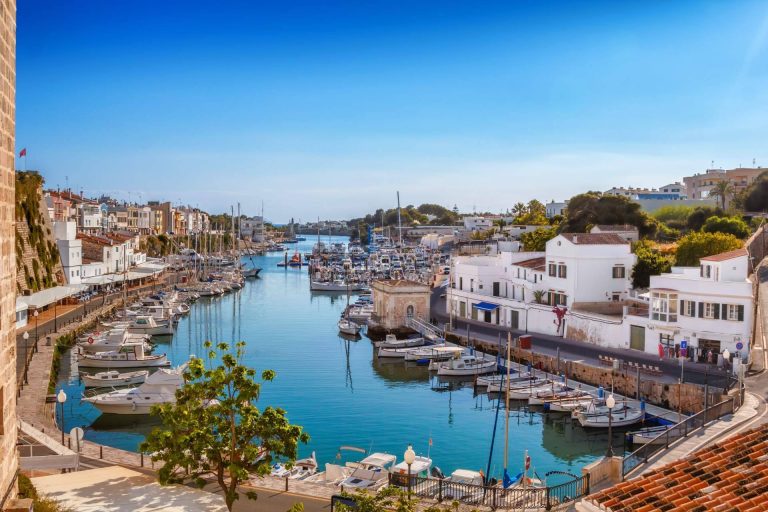 En Primera Línea, extenso catálogo apartamentos en Menorca venta disponibles