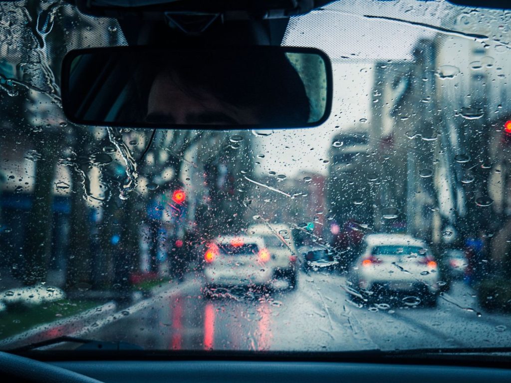 ¡Ojo A La Lluvia! La Dgt Te Puede Multar Por Esto 4 Cuidado Con El Líquido Limpiaparabrisas: Multas Por Mojar A Otros Conductores
