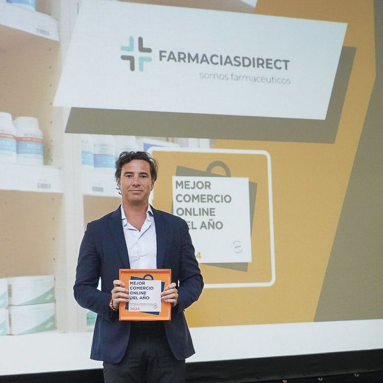 Antonio Campos CEO de Farmaciasdirect con el reconocimiento a Mejor Comercio del Ao