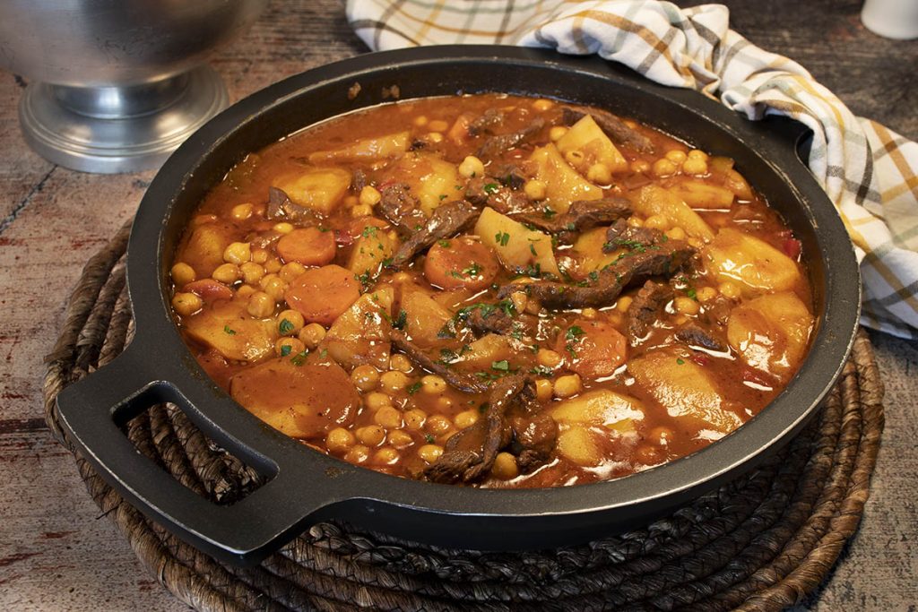 Arguiñano Apuesta Por Esta Receta De Guiso De Garbanzos Para Su Menú De Comida Tradicional 1 Guiso De Vaca Con Garbanzos Y Patatas