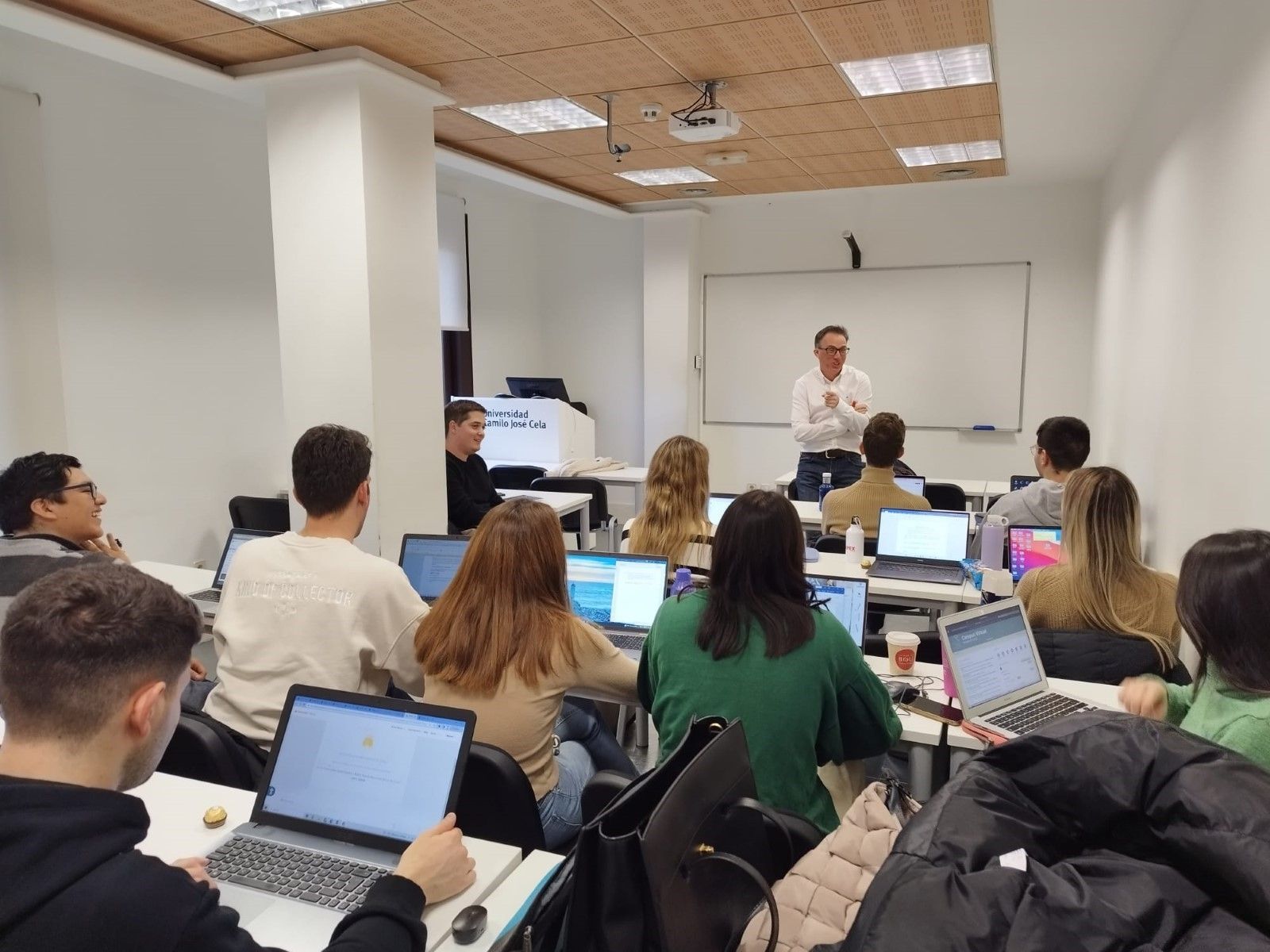 Mster en Comunicacin Poltica y Empresarial del ID Digital School y la UCJC