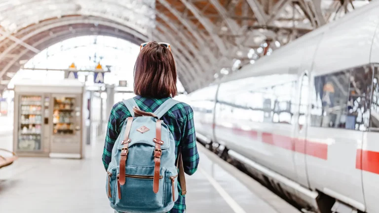 El truco de una influencer española para viajar mucho más barato que el resto